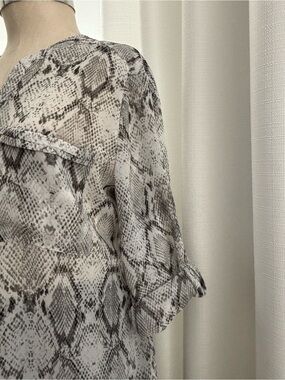 Apt. 9 Sheer White and Gray Snake Print Tunic Blouse, 3/4 Roll Sleeves, L, GUC